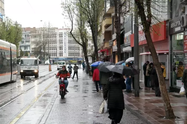 Eskişehir'de yeni hafta yağmurla başladı Eskişehir'de yeni hafta yağmurla başladı