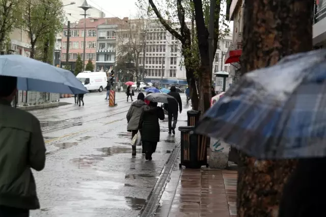 Eskişehir'de yeni hafta yağmurla başladı Eskişehir'de yeni hafta yağmurla başladı