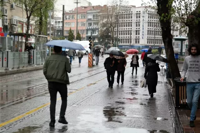 Eskişehir'de yeni hafta yağmurla başladı Eskişehir'de yeni hafta yağmurla başladı