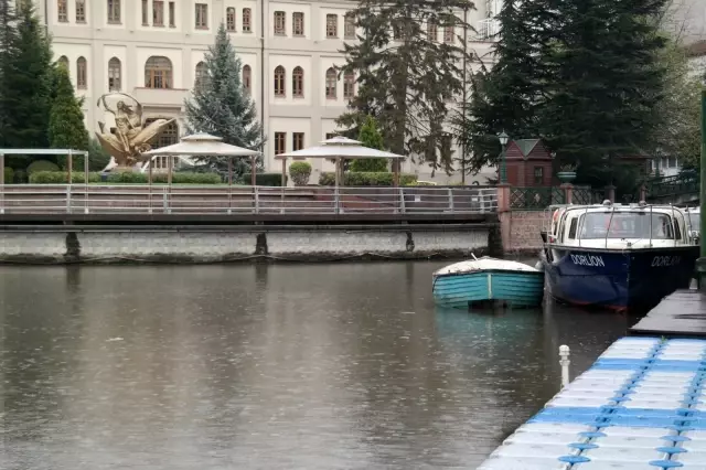 Eskişehir'de yeni hafta yağmurla başladı Eskişehir'de yeni hafta yağmurla başladı