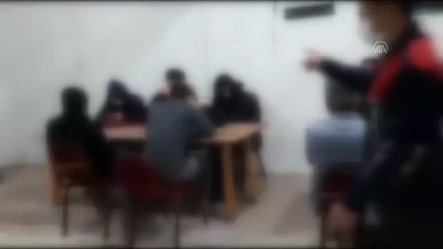 ESKİŞEHİR - Kumar oynatılan ve salgın tedbirlerinin ihlal edildiği tavuk çiftliğindeki 37 kişiye para cezası ESKİŞEHİR - Kumar oynatılan ve salgın tedbirlerinin ihlal edildiği tavuk çiftliğindeki 37 kişiye para cezası