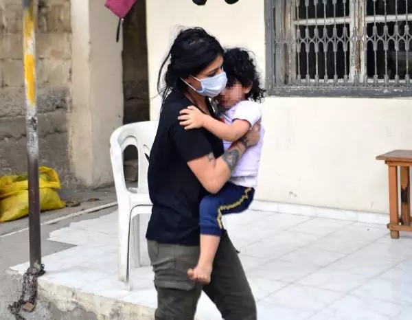 Eve kilitlediği kızını itfaiye kurtardı, 'Rezil oldum' diye isyan etti Eve kilitlediği kızını itfaiye kurtardı, 'Rezil oldum' diye isyan etti