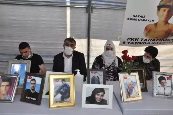 Son dakika haberleri: EVLAT NÖBETİNDEKİ ANNE: SİZİ ALMADAN BURADAN GİTMEYECEĞİZ Son dakika haberleri: EVLAT NÖBETİNDEKİ ANNE: SİZİ ALMADAN BURADAN GİTMEYECEĞİZ