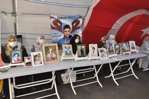 Son dakika haberleri: EVLAT NÖBETİNDEKİ ANNE: SİZİ ALMADAN BURADAN GİTMEYECEĞİZ Son dakika haberleri: EVLAT NÖBETİNDEKİ ANNE: SİZİ ALMADAN BURADAN GİTMEYECEĞİZ