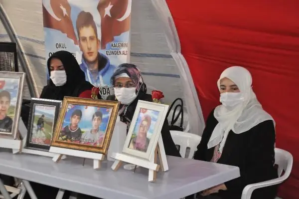 Son dakika haberleri: EVLAT NÖBETİNDEKİ ANNE: SİZİ ALMADAN BURADAN GİTMEYECEĞİZ Son dakika haberleri: EVLAT NÖBETİNDEKİ ANNE: SİZİ ALMADAN BURADAN GİTMEYECEĞİZ