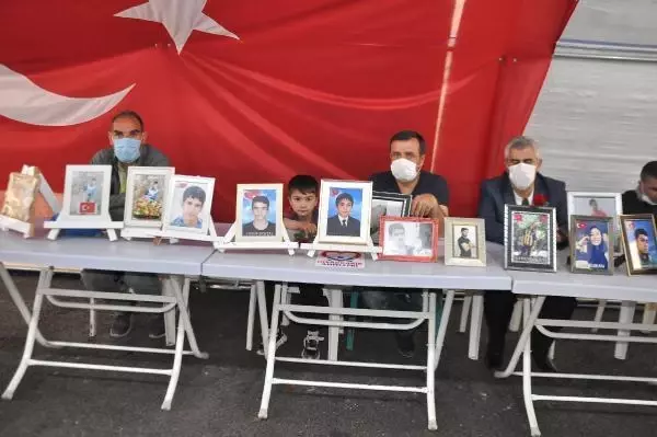 Son dakika haberleri: EVLAT NÖBETİNDEKİ ANNE: SİZİ ALMADAN BURADAN GİTMEYECEĞİZ Son dakika haberleri: EVLAT NÖBETİNDEKİ ANNE: SİZİ ALMADAN BURADAN GİTMEYECEĞİZ