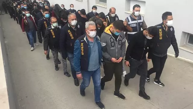 'Garantili kupon' yalanıyla vatandaşı dolandırıp tavuk çiftliği kurmuşlar: Kekliği yakaladık, parçalıyoruz 'Garantili kupon' yalanıyla vatandaşı dolandırıp tavuk çiftliği kurmuşlar: Kekliği yakaladık, parçalıyoruz