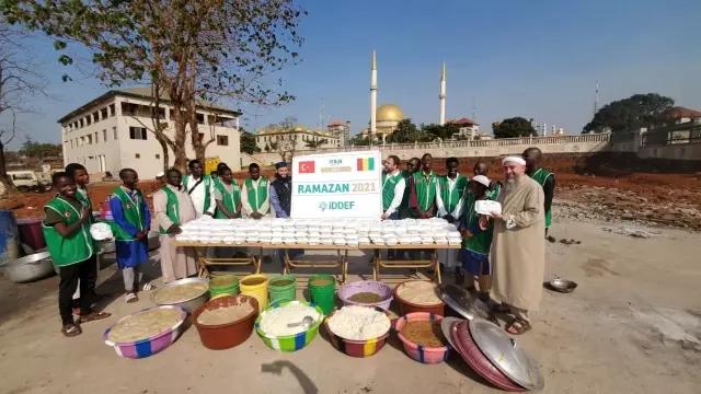 İDDEF, Gine'de her gün 2 bin 500 kişiye iftar veriyor İDDEF, Gine'de her gün 2 bin 500 kişiye iftar veriyor