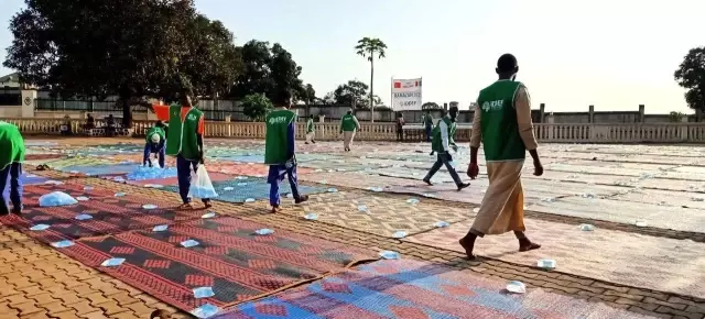 İDDEF, Gine'de her gün 2 bin 500 kişiye iftar veriyor İDDEF, Gine'de her gün 2 bin 500 kişiye iftar veriyor