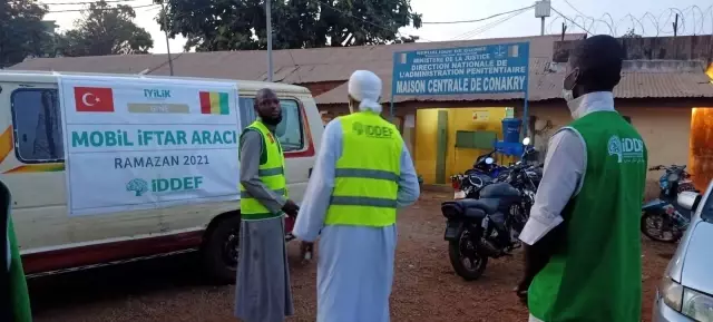 İDDEF, Gine'de her gün 2 bin 500 kişiye iftar veriyor İDDEF, Gine'de her gün 2 bin 500 kişiye iftar veriyor