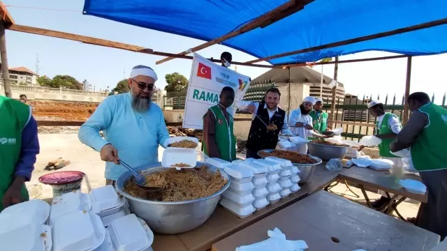 İDDEF, Gine'de her gün 2 bin 500 kişiye iftar veriyor İDDEF, Gine'de her gün 2 bin 500 kişiye iftar veriyor