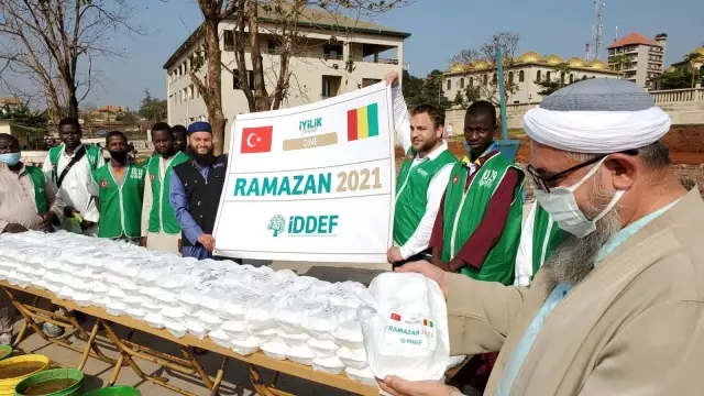 İDDEF, Gine'de her gün 2 bin 500 kişiye iftar veriyor İDDEF, Gine'de her gün 2 bin 500 kişiye iftar veriyor