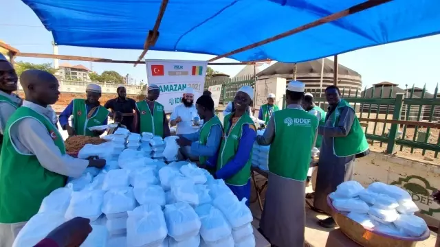 İDDEF, Gine'de her gün 2 bin 500 kişiye iftar veriyor İDDEF, Gine'de her gün 2 bin 500 kişiye iftar veriyor