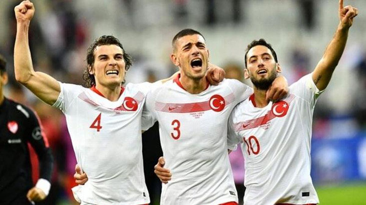 Hakan, Merih ve Ozan Kabak, pandemi nedeniyle bu yaza ertelenen EURO 2020'de Milli Takım forması giyemeyecek