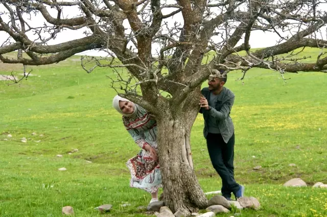 Hem çiçek topladılar, hem karın tadını çıkardılar Hem çiçek topladılar, hem karın tadını çıkardılar