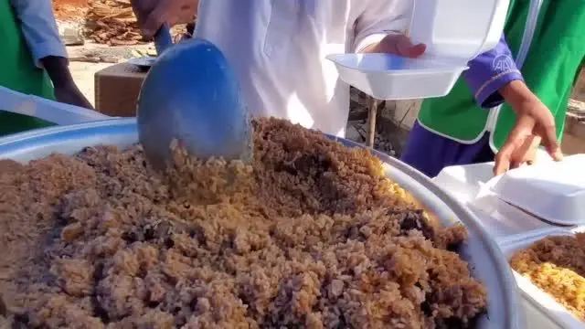 İDDEF, Gine'de her gün 2 bin 500 kişiye iftar veriyor İDDEF, Gine'de her gün 2 bin 500 kişiye iftar veriyor