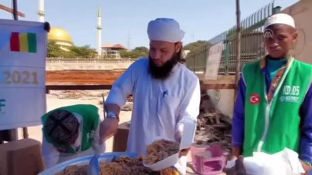 İDDEF, Gine'de her gün 2 bin 500 kişiye iftar veriyor İDDEF, Gine'de her gün 2 bin 500 kişiye iftar veriyor