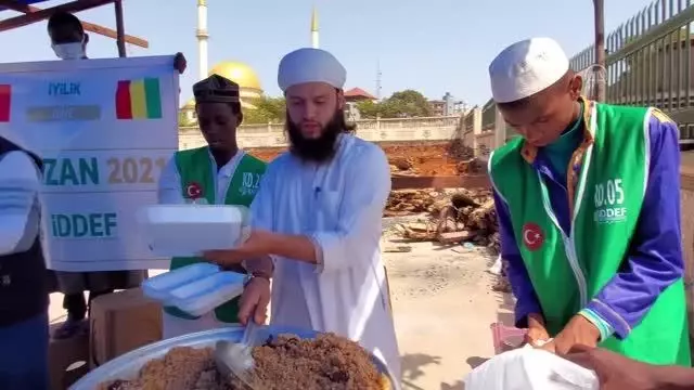 İDDEF, Gine'de her gün 2 bin 500 kişiye iftar veriyor İDDEF, Gine'de her gün 2 bin 500 kişiye iftar veriyor