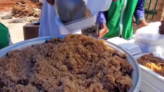 İDDEF, Gine'de her gün 2 bin 500 kişiye iftar veriyor İDDEF, Gine'de her gün 2 bin 500 kişiye iftar veriyor