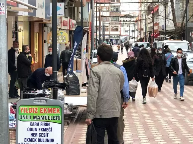 Vaka sayılarında artış sürerken vatandaşlar meydanları doldurdu Vaka sayılarında artış sürerken vatandaşlar meydanları doldurdu