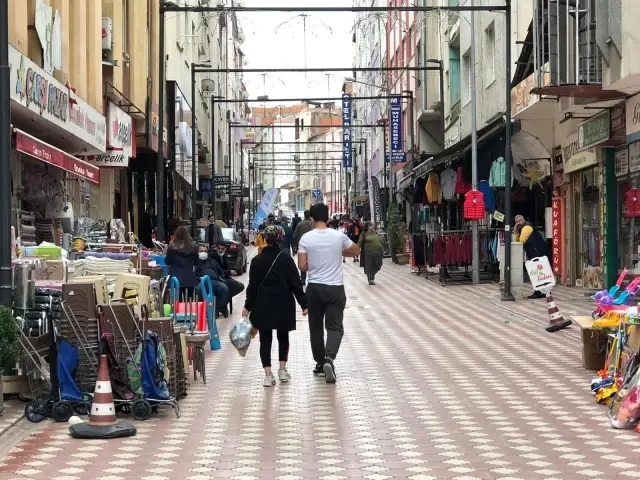 Vaka sayılarında artış sürerken vatandaşlar meydanları doldurdu Vaka sayılarında artış sürerken vatandaşlar meydanları doldurdu