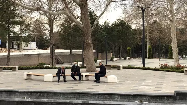 Vaka sayılarında artış sürerken vatandaşlar meydanları doldurdu Vaka sayılarında artış sürerken vatandaşlar meydanları doldurdu