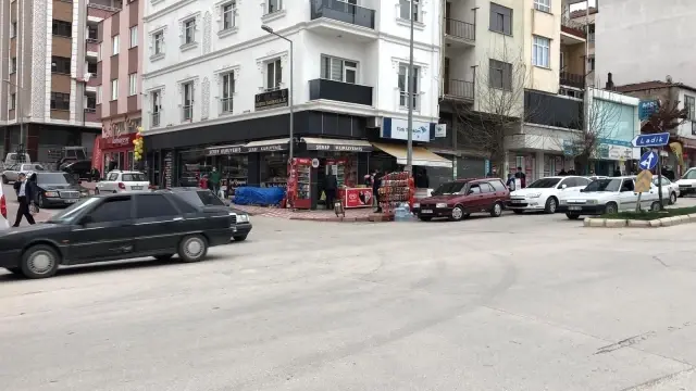 Vaka sayılarında artış sürerken vatandaşlar meydanları doldurdu Vaka sayılarında artış sürerken vatandaşlar meydanları doldurdu