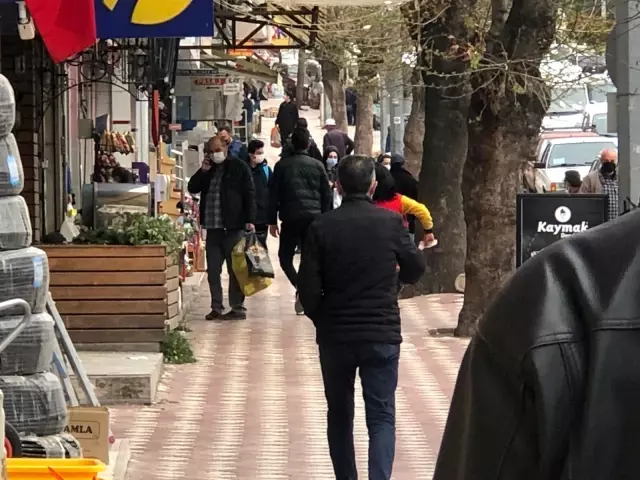 Vaka sayılarında artış sürerken vatandaşlar meydanları doldurdu Vaka sayılarında artış sürerken vatandaşlar meydanları doldurdu