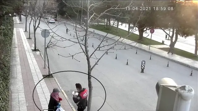 Polislerden yürekleri ısıtan hareket! Kağıt toplayıcılarına verdikleri kumanya ile takdir topladılar Polislerden yürekleri ısıtan hareket! Kağıt toplayıcılarına verdikleri kumanya ile takdir topladılar