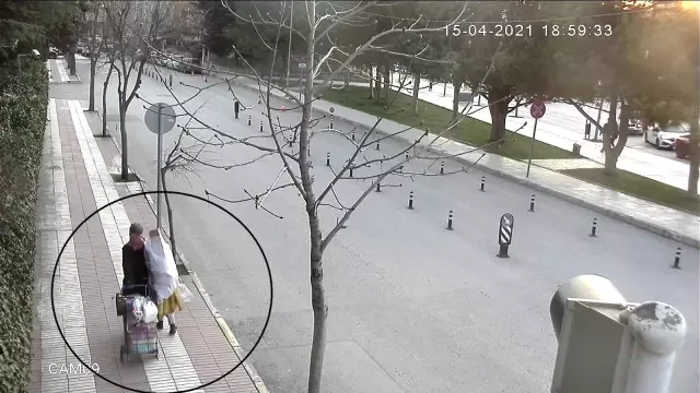Polislerden yürekleri ısıtan hareket! Kağıt toplayıcılarına verdikleri kumanya ile takdir topladılar Polislerden yürekleri ısıtan hareket! Kağıt toplayıcılarına verdikleri kumanya ile takdir topladılar