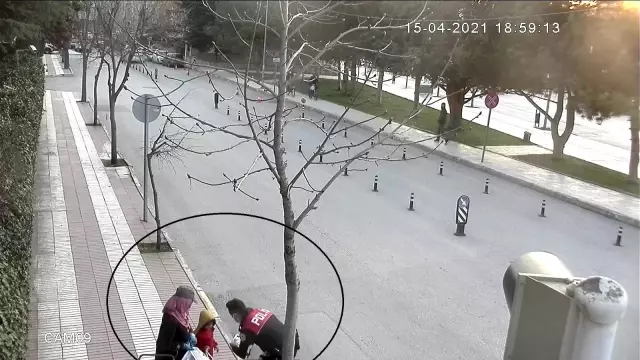 Polislerden yürekleri ısıtan hareket! Kağıt toplayıcılarına verdikleri kumanya ile takdir topladılar Polislerden yürekleri ısıtan hareket! Kağıt toplayıcılarına verdikleri kumanya ile takdir topladılar