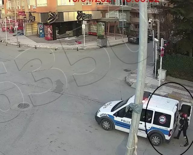 Polislerden yürekleri ısıtan hareket! Kağıt toplayıcılarına verdikleri kumanya ile takdir topladılar Polislerden yürekleri ısıtan hareket! Kağıt toplayıcılarına verdikleri kumanya ile takdir topladılar