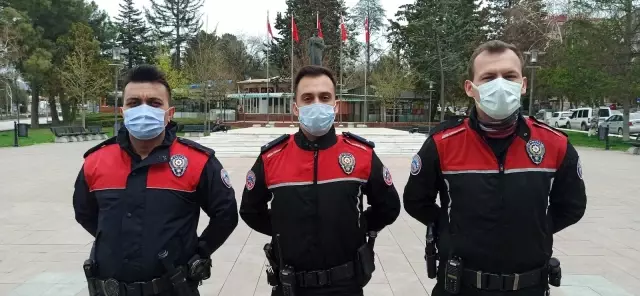 Polislerden yürekleri ısıtan hareket! Kağıt toplayıcılarına verdikleri kumanya ile takdir topladılar Polislerden yürekleri ısıtan hareket! Kağıt toplayıcılarına verdikleri kumanya ile takdir topladılar