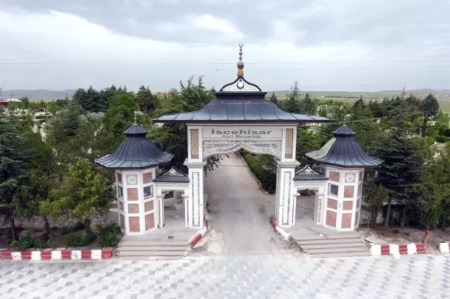 İscehisar'da mezarlıklarda temizlik yapıldı İscehisar'da mezarlıklarda temizlik yapıldı