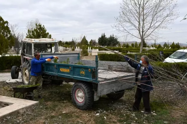 İscehisar'da mezarlıklarda temizlik yapıldı İscehisar'da mezarlıklarda temizlik yapıldı