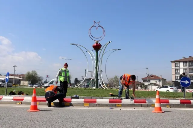 Işıklı bordürler kavşaklara renk kattı Işıklı bordürler kavşaklara renk kattı