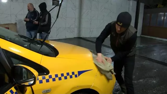 İstanbul'da gece çamur yağdı, araç sahipleri soluğu oto yıkamacılarda aldı İstanbul'da gece çamur yağdı, araç sahipleri soluğu oto yıkamacılarda aldı