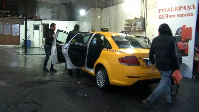 İstanbul'da gece çamur yağdı, vatandaşlar soluğu oto yıkamacılarda aldı İstanbul'da gece çamur yağdı, vatandaşlar soluğu oto yıkamacılarda aldı