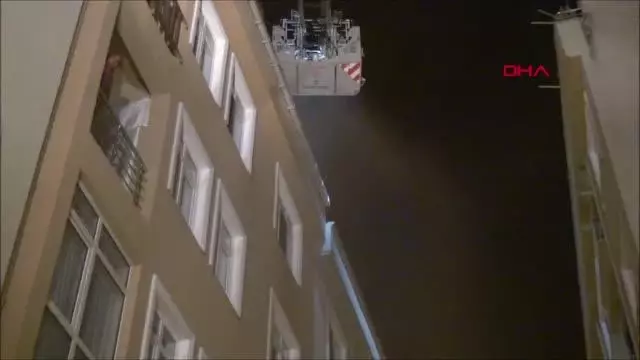 Son dakika haber: İSTANBUL-SİLİVRİ'DE SOKAĞA ÇIKMA KISITLAMASINA ALDIRMADILAR, ÇATIDAKİ YANGINI İZLEDİLER Son dakika haber: İSTANBUL-SİLİVRİ'DE SOKAĞA ÇIKMA KISITLAMASINA ALDIRMADILAR, ÇATIDAKİ YANGINI İZLEDİLER