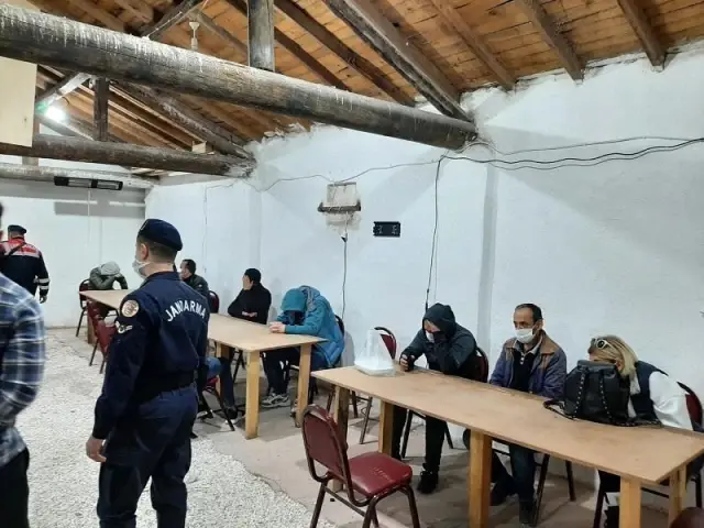 Jandarmadan kumar oynanan tavuk çiftliğine baskın Jandarmadan kumar oynanan tavuk çiftliğine baskın