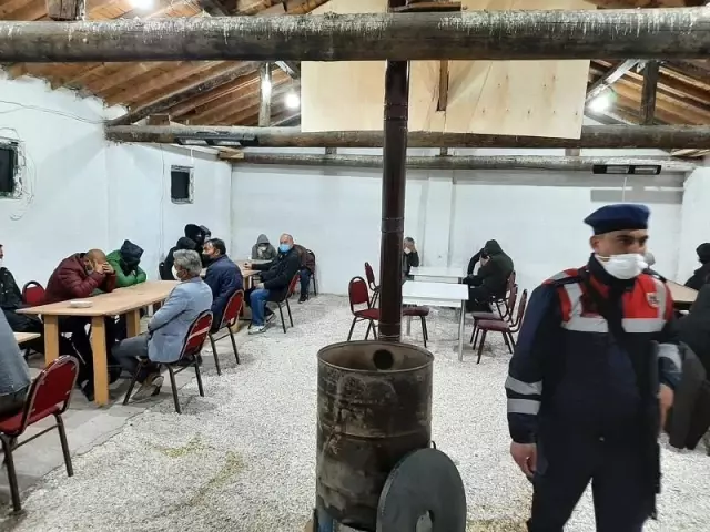 Jandarmadan kumar oynanan tavuk çiftliğine baskın Jandarmadan kumar oynanan tavuk çiftliğine baskın