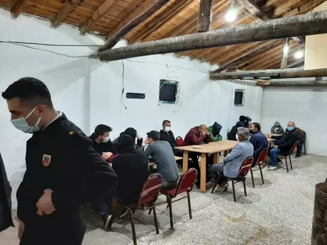 Jandarmadan kumar oynanan tavuk çiftliğine baskın Jandarmadan kumar oynanan tavuk çiftliğine baskın