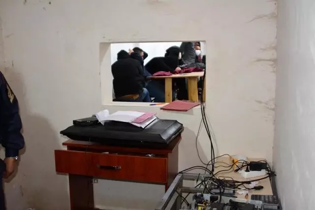 Jandarmadan kumar oynanan tavuk çiftliğine baskın Jandarmadan kumar oynanan tavuk çiftliğine baskın