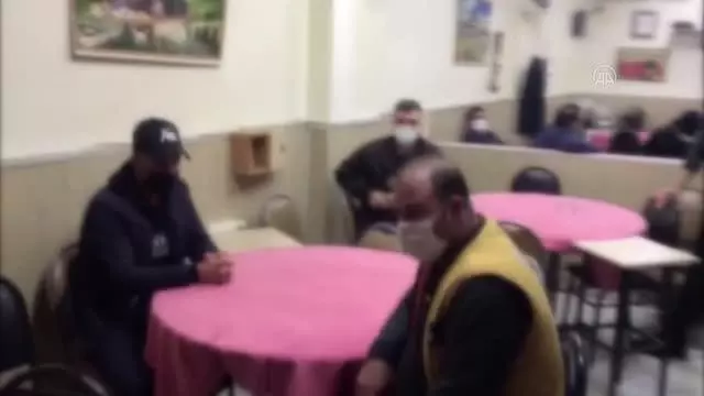 Kağıthane'de kapalı olması gereken kıraathanelerde bulunanlara para cezası Kağıthane'de kapalı olması gereken kıraathanelerde bulunanlara para cezası