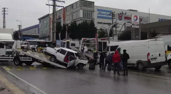 Minibüs ile otomobil kafa kafaya çarpıştı, yol ortasında can pazarı yaşandı Minibüs ile otomobil kafa kafaya çarpıştı, yol ortasında can pazarı yaşandı