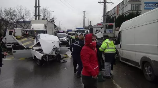 Minibüs ile otomobil kafa kafaya çarpıştı, yol ortasında can pazarı yaşandı Minibüs ile otomobil kafa kafaya çarpıştı, yol ortasında can pazarı yaşandı