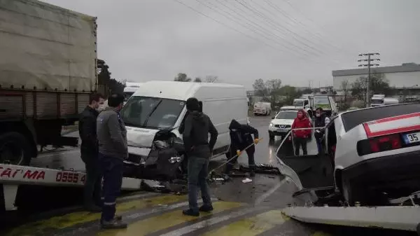 Minibüs ile otomobil kafa kafaya çarpıştı, yol ortasında can pazarı yaşandı Minibüs ile otomobil kafa kafaya çarpıştı, yol ortasında can pazarı yaşandı