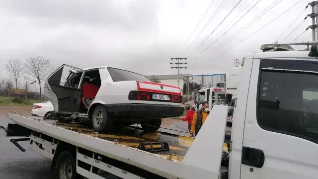 Kocaeli'de panelvan minibüs ile otomobil çarpıştı: 1'i ağır 4 yaralı Kocaeli'de panelvan minibüs ile otomobil çarpıştı: 1'i ağır 4 yaralı