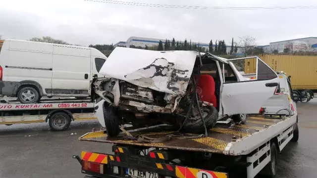 Kocaeli'de panelvan minibüs ile otomobil çarpıştı: 1'i ağır 4 yaralı Kocaeli'de panelvan minibüs ile otomobil çarpıştı: 1'i ağır 4 yaralı