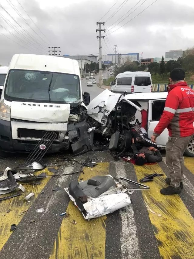 Kocaeli'de panelvan minibüs ile otomobil çarpıştı: 1'i ağır 4 yaralı Kocaeli'de panelvan minibüs ile otomobil çarpıştı: 1'i ağır 4 yaralı